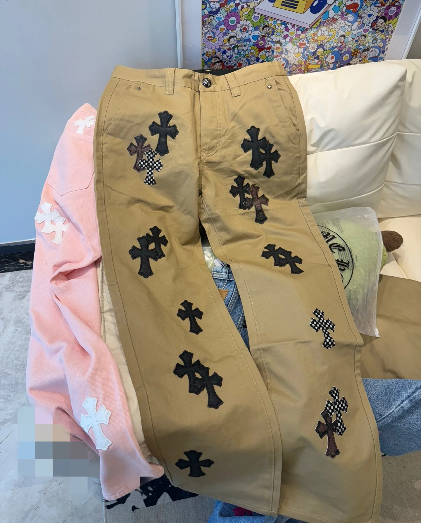 P280 Style number: D310 🔥Chrome Hearts khaki patch leather jeans Size: s-XXL (28 30 32 34 36) Color: Khaki Size reference 28 pants length 100 waist 72 30 pants length 101 waist 76 32 pants length 103 waist 80 34 pants length 104 waist 84 36 pants length 106 waist 88
